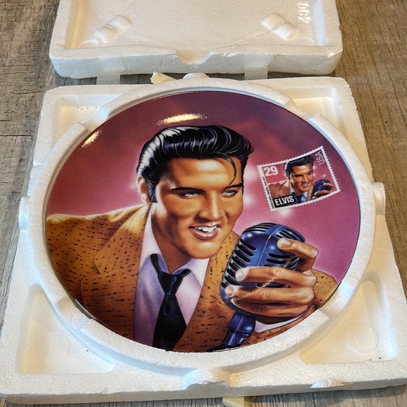 Elvis Presley “The Rock and Roll Legend” Plate - Picture 5 of 10